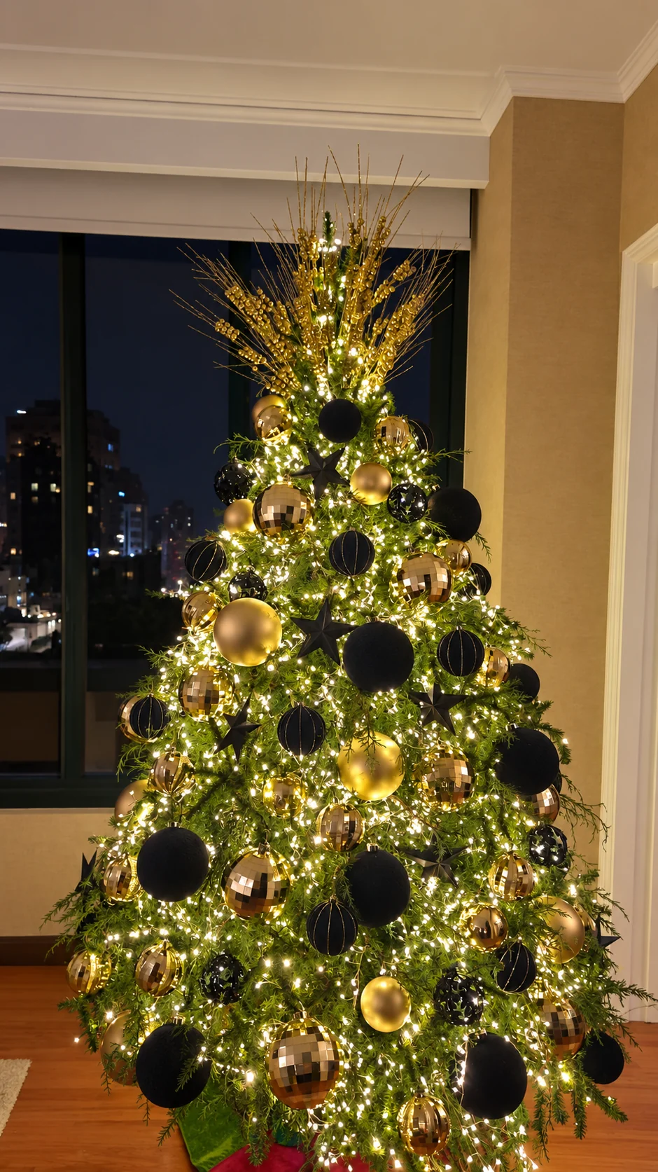 Árbol residencial contemporáneo en negro y dorado