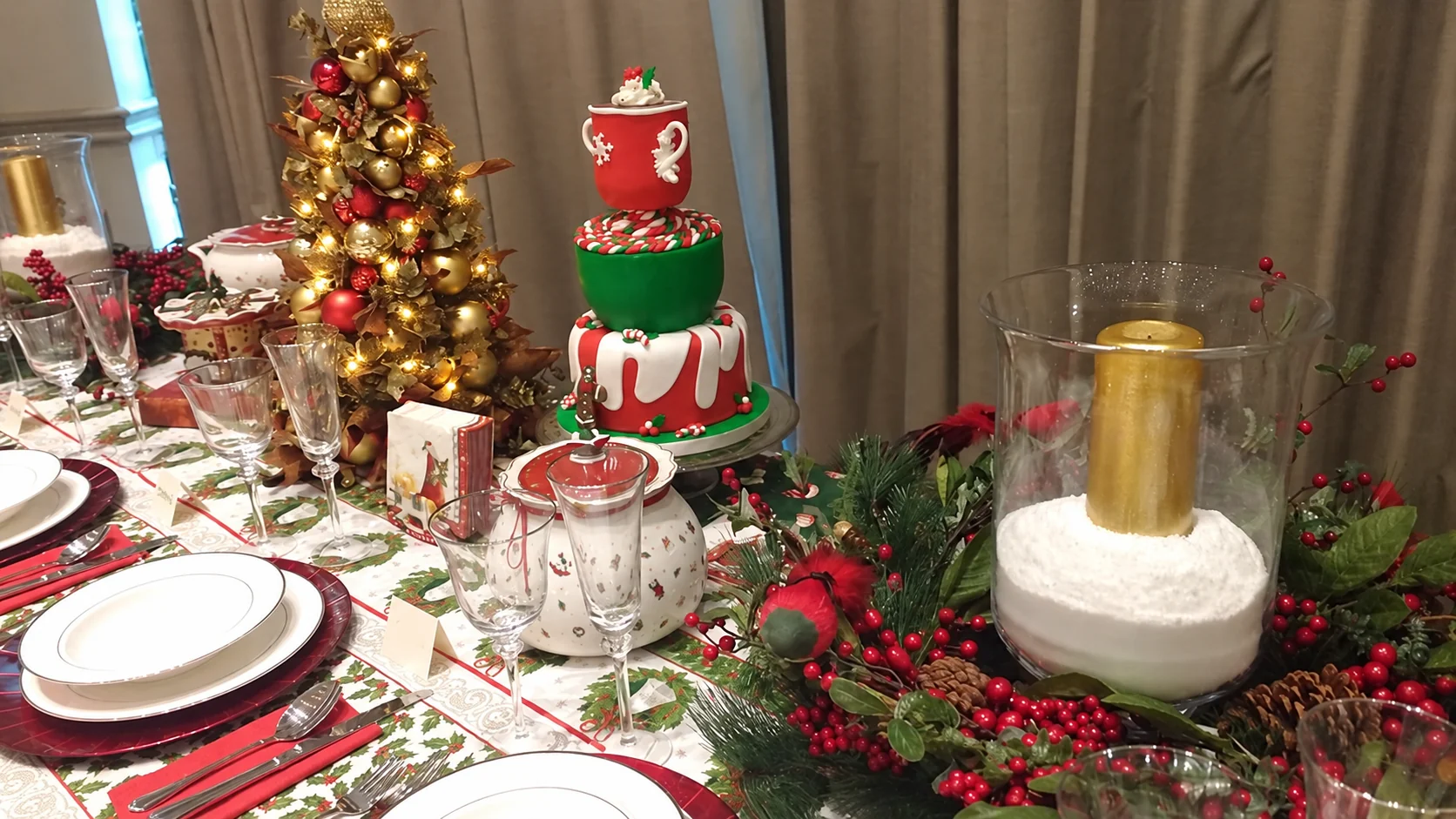 Mesa navideña con árbol iluminado en rojo, verde y dorado
