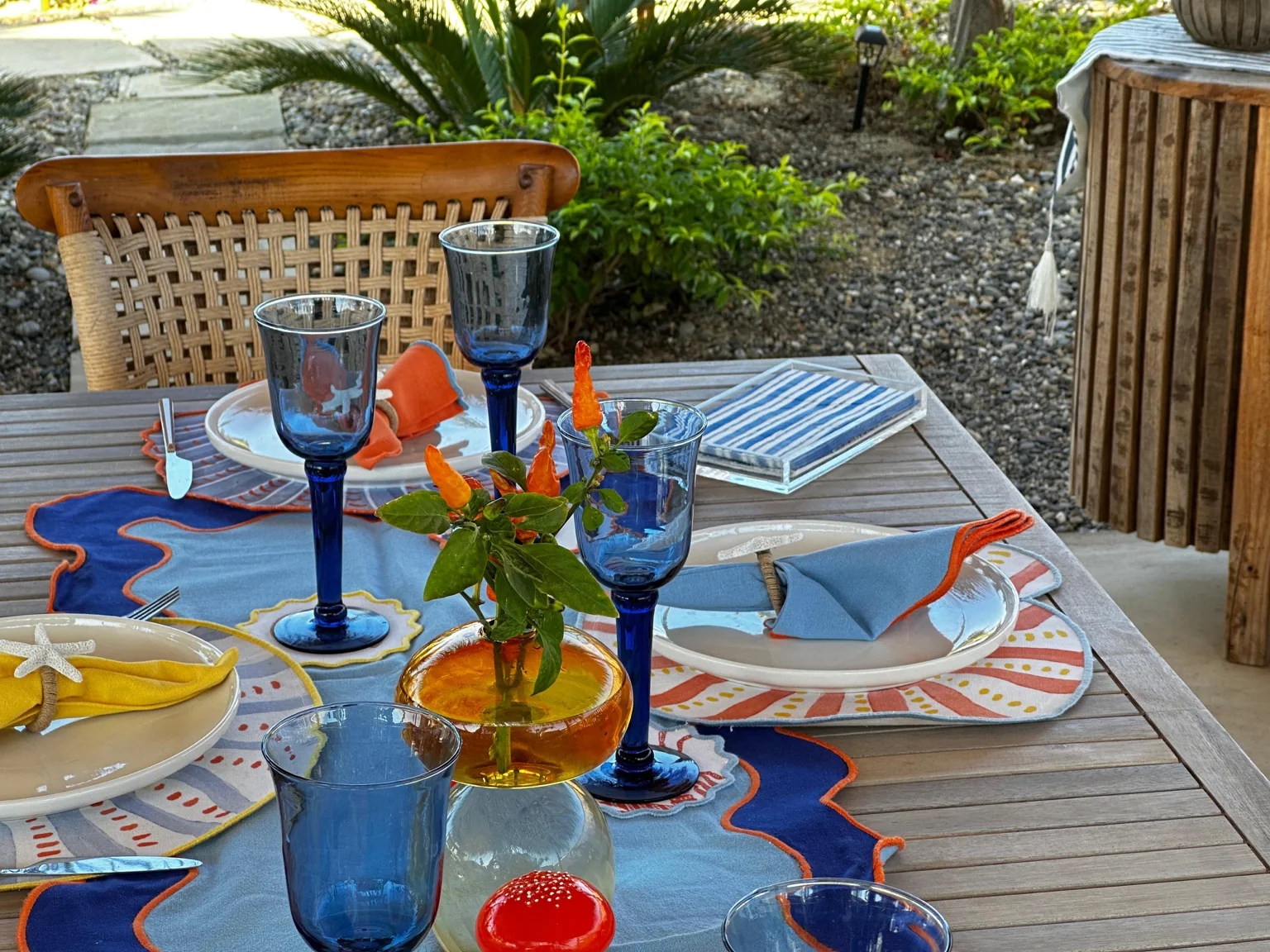 Detalle de mesa tropical en azul, naranja y amarillo