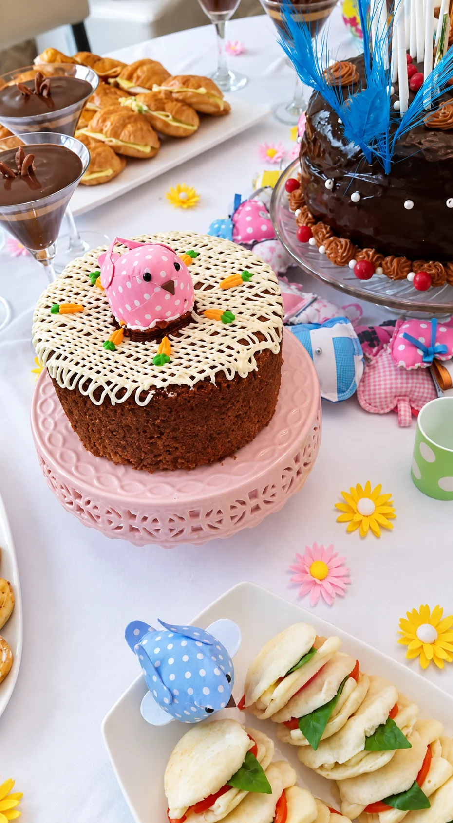 Torta y pequeños sándwiches del lonche para las amigas