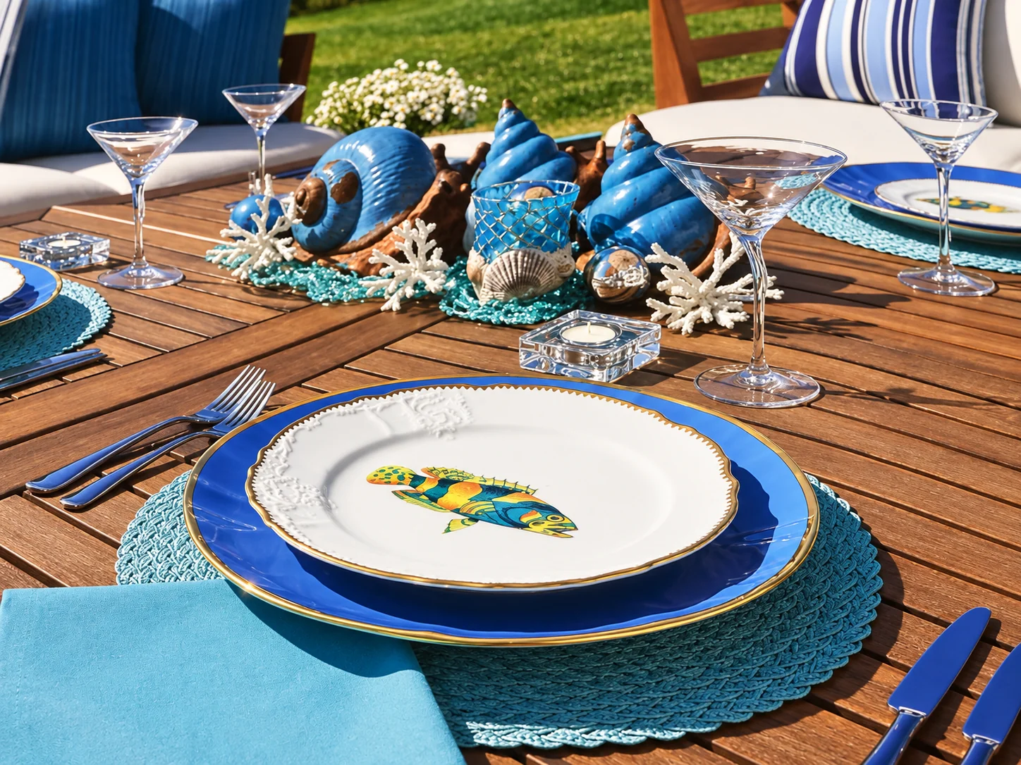 Mesa tropical azul con vajilla marina y caracoles