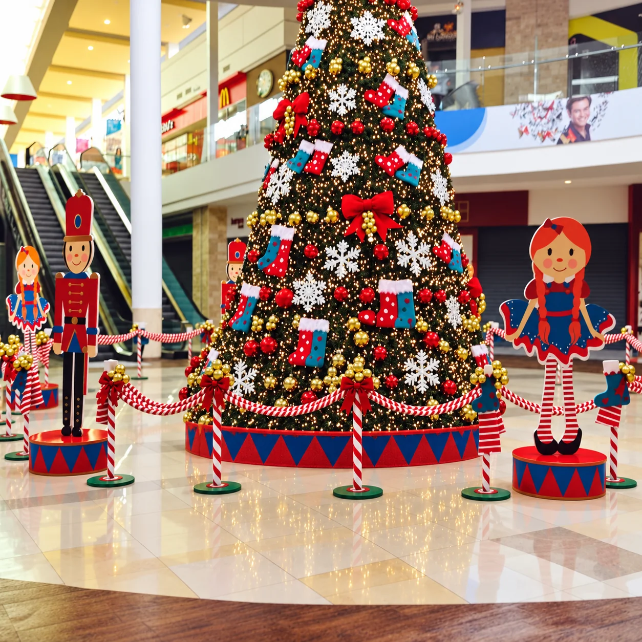 Árbol navideño monumental con personajes y juguetes