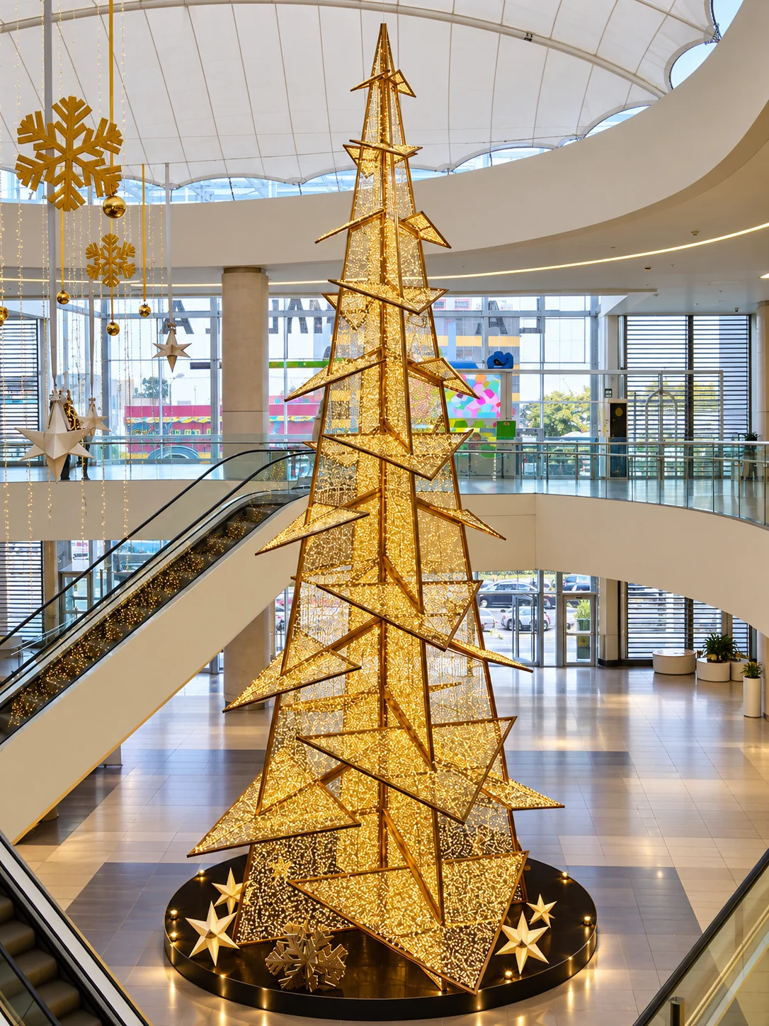 Árbol monumental dorado de estrellas geométricas