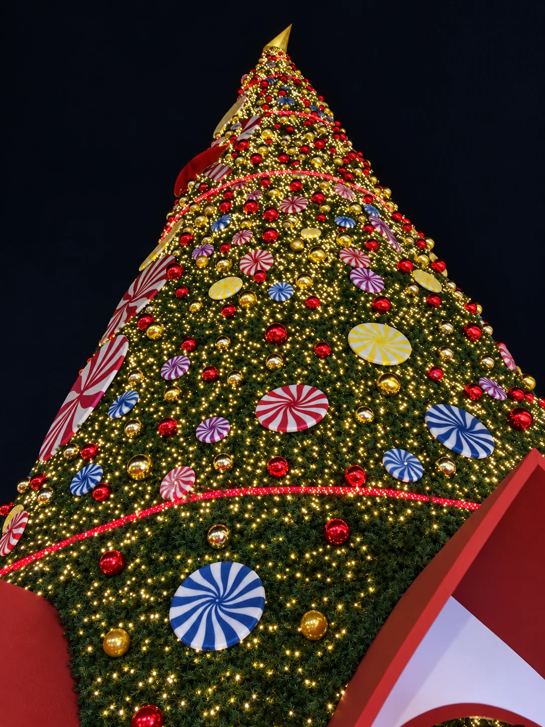 Árbol monumental inspirado en caramelos con abundantes luces navideñas