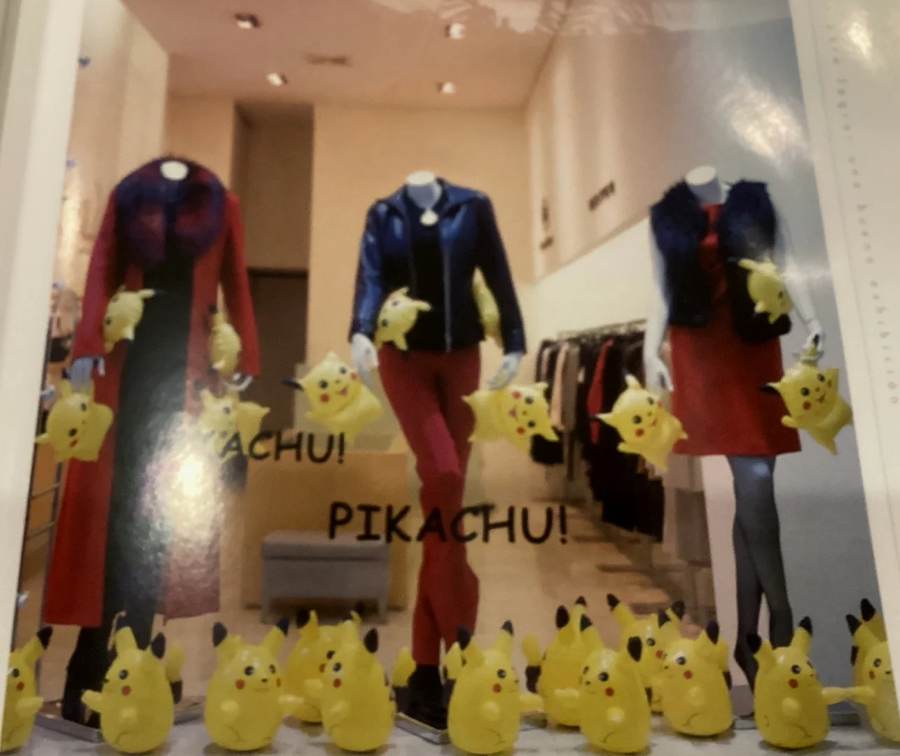 Vitrina de moda con una instalación de personajes amarillos