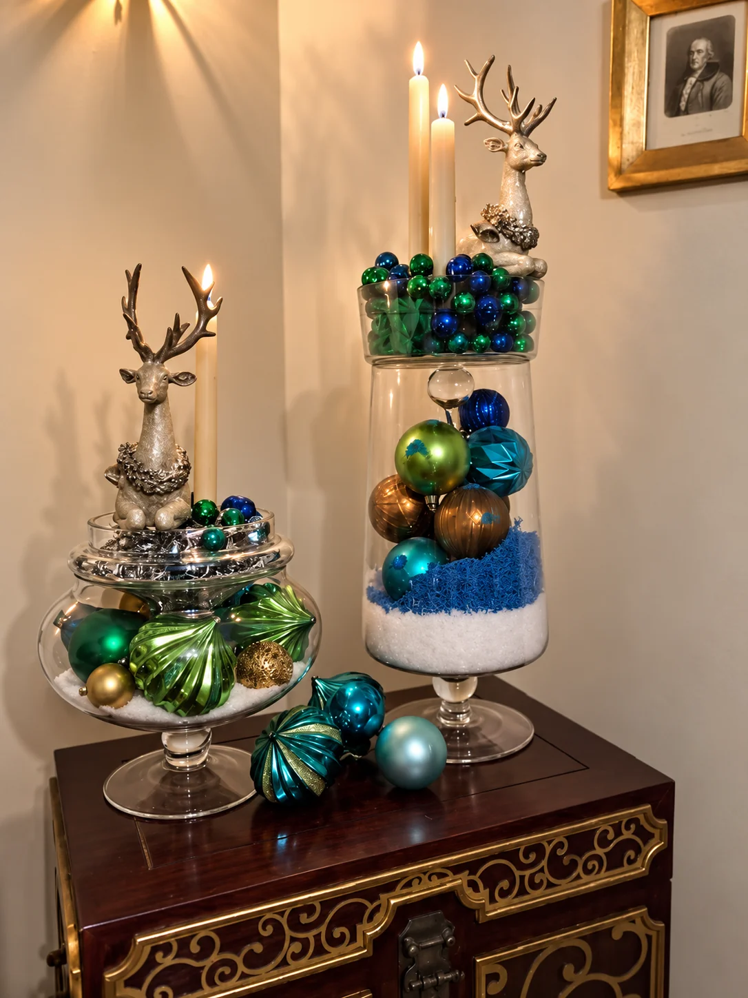 Composición navideña con renos, velas y ornamentos dentro de recipientes de cristal